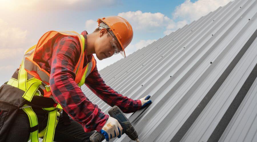 Professional gutter cleaning in Clinton, IL